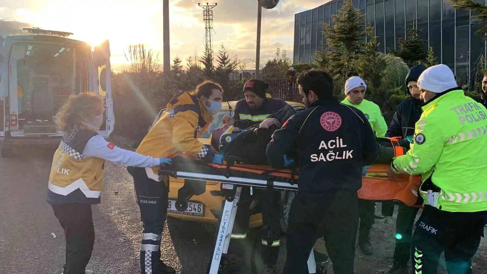 Şerit değiştiren tır, taksiciyi kazaya sürükledi: O anlar kamerada