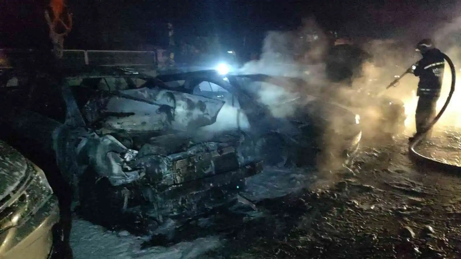 Servis otoparkında arızalı 5 araç alev alev yandı
