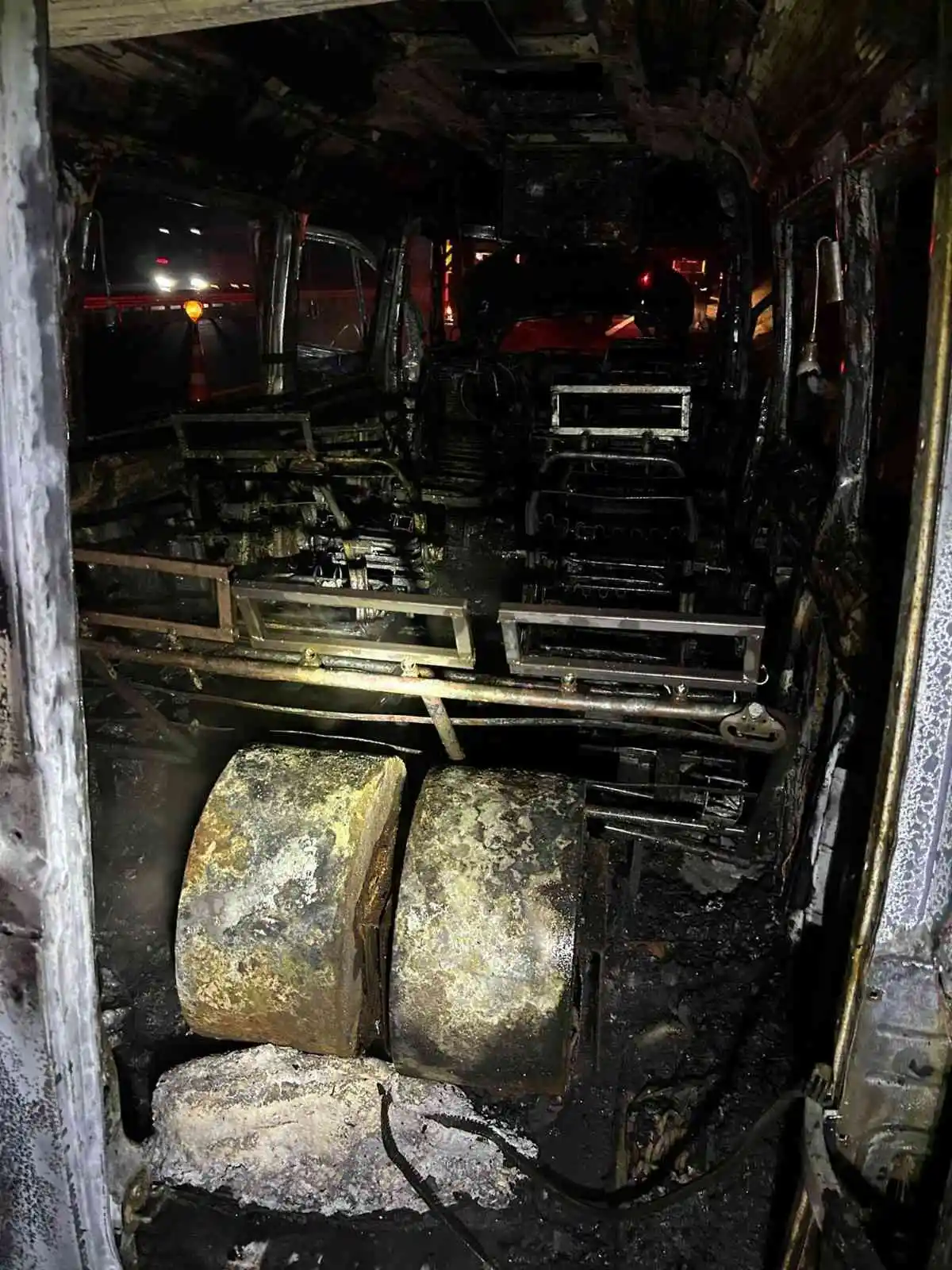 Seyir halindeki minibüs alev alev yandı

