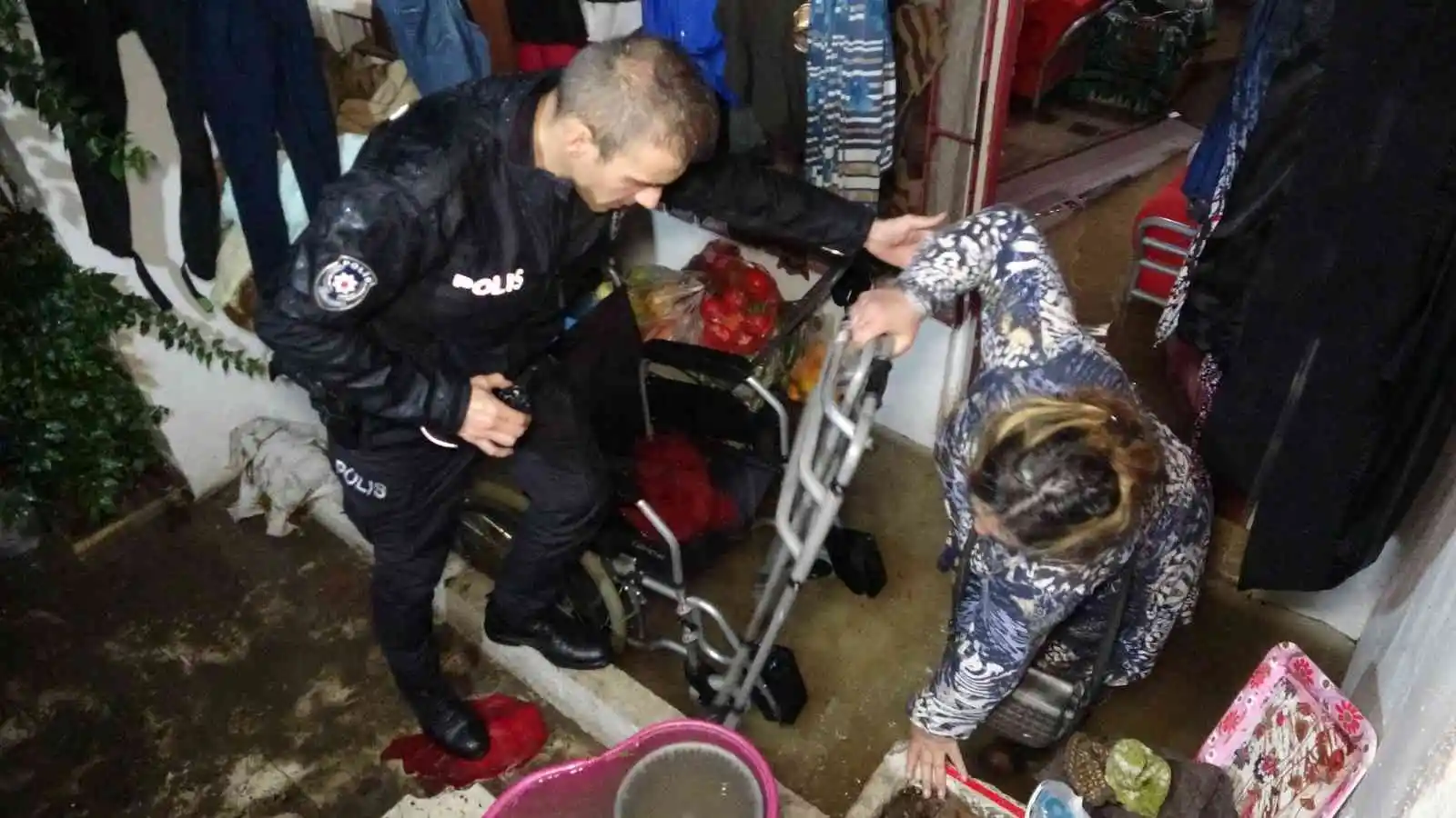 Şiddetli yağmur sebebiyle su basan evde mahsur kalan engelli kadını ve yaşlı anneyi polis kurtardı