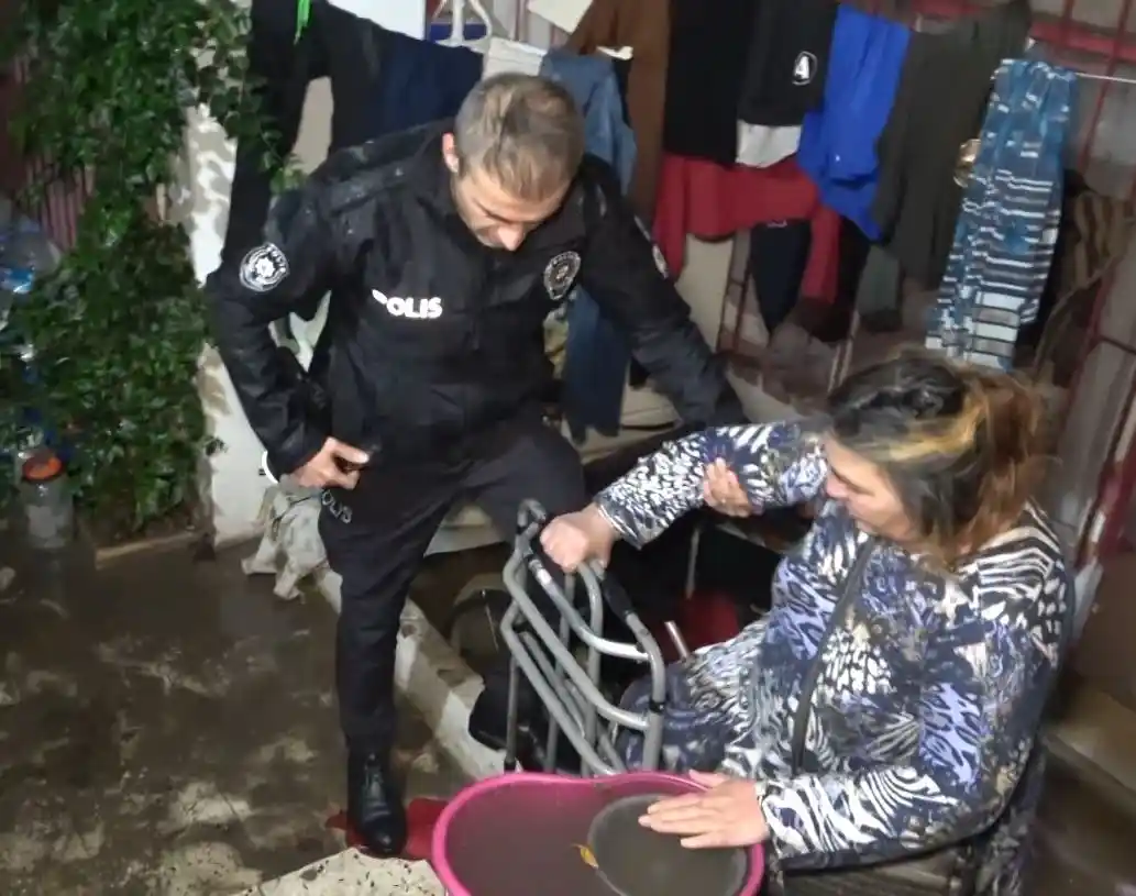 Şiddetli yağmur sebebiyle su basan evde mahsur kalan engelli kadını ve yaşlı anneyi polis kurtardı