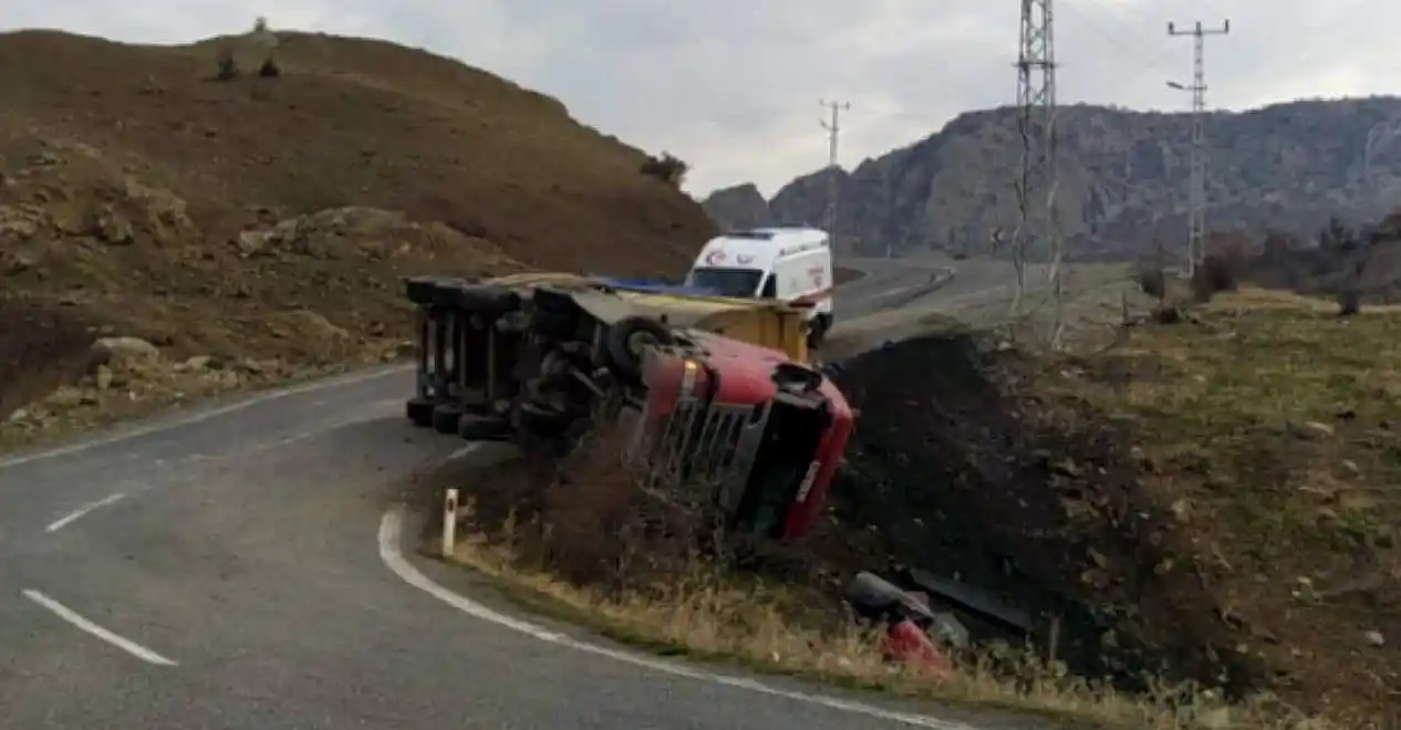 Siirt'te virajı alamayan tır devrildi:1 yaralı