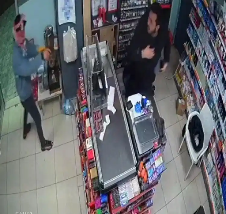 Silahlı soyguncuyu giydiği ayakkabısı ele verdi