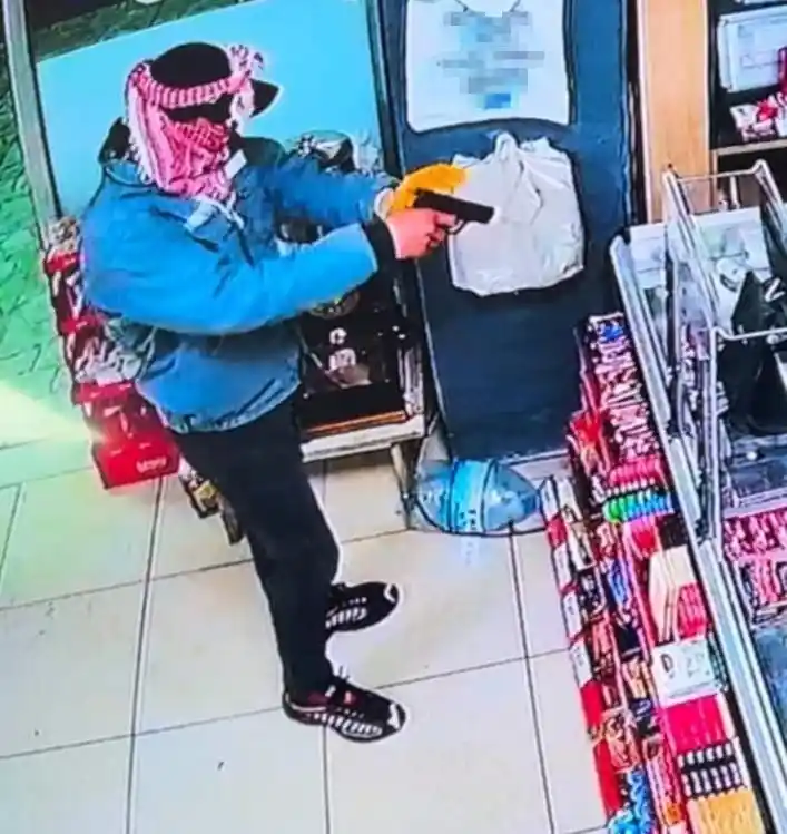 Silahlı soyguncuyu giydiği ayakkabısı ele verdi