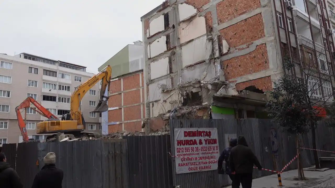 Silivri'de bir bina kentsel dönüşüm nedeniyle yıkılırken yan bina zarar gördü