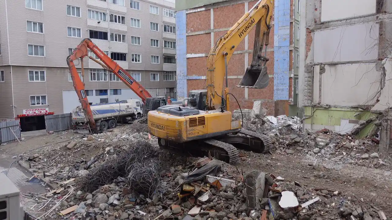 Silivri’de bir bina kentsel dönüşüm nedeniyle yıkılırken yan bina zarar gördü