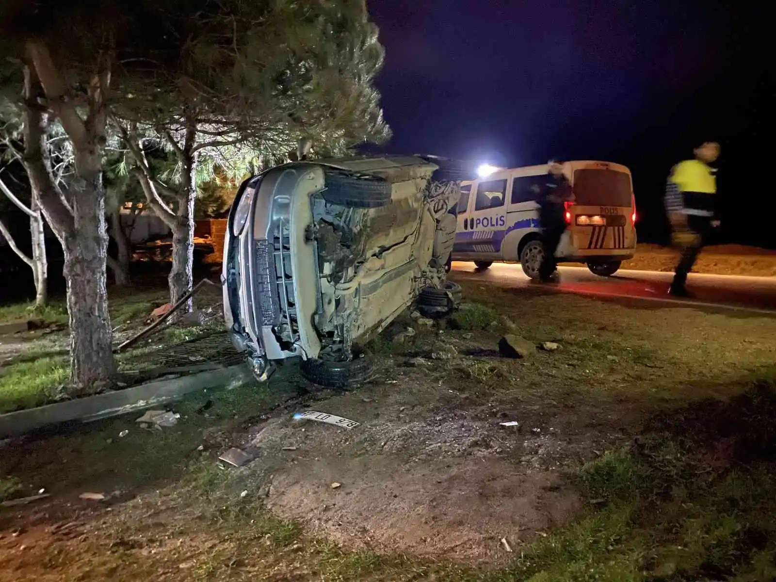 Sinop’ta kontrolünü kaybeden otomobil bahçe duvarına çarptı: 3 yaralı
