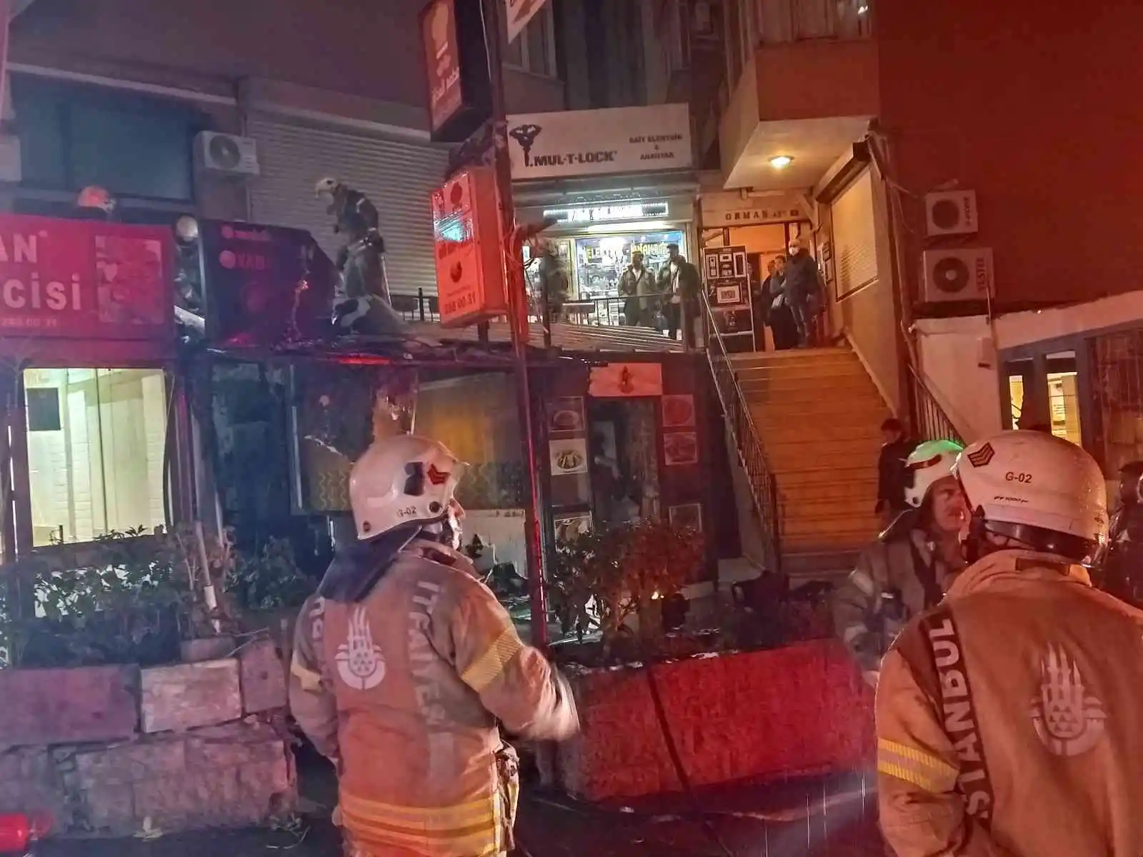 Şişli'de motosiklet tamirhanesi alev alev yandı