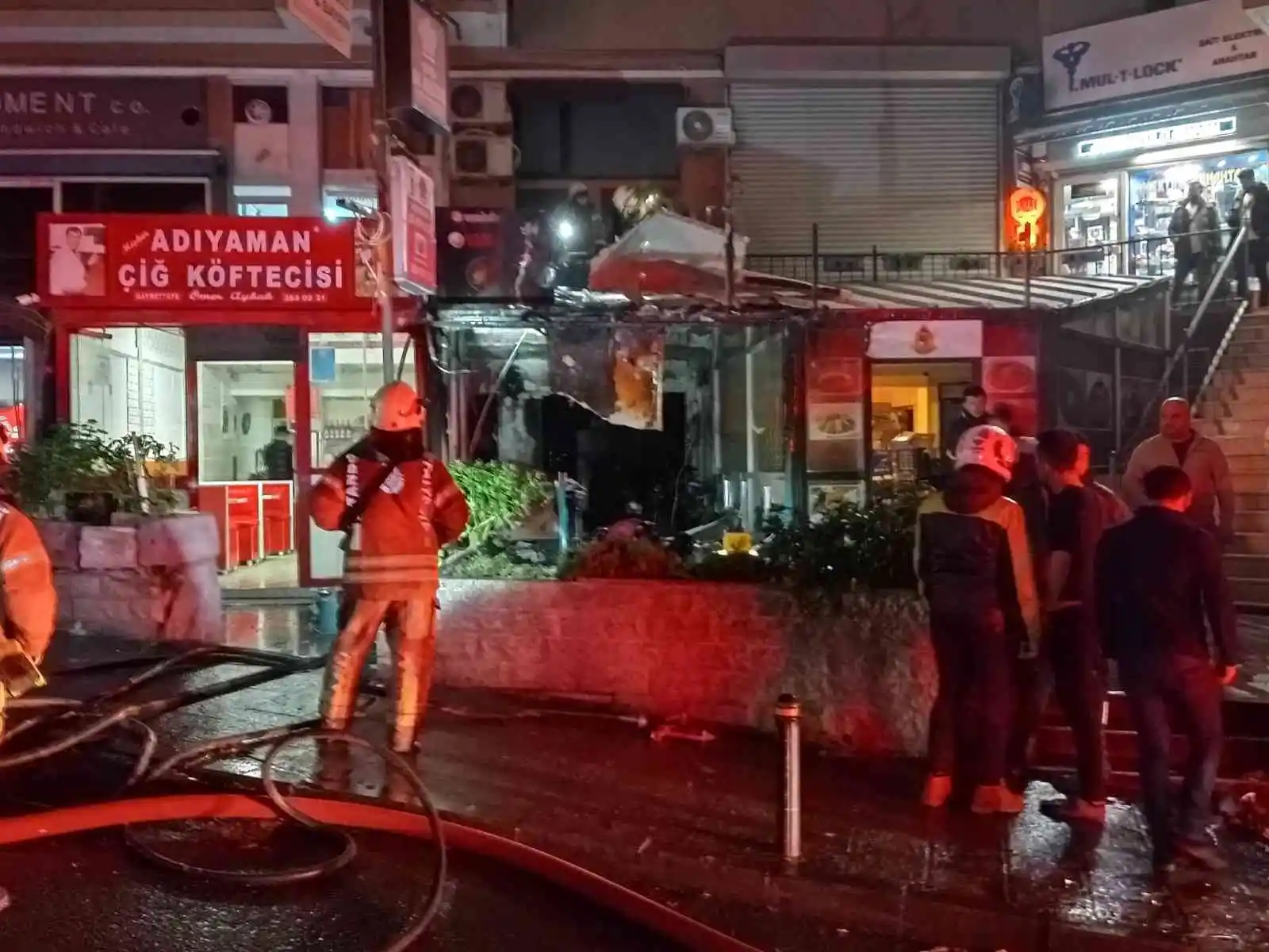 Şişli’de motosiklet tamirhanesi alev alev yandı