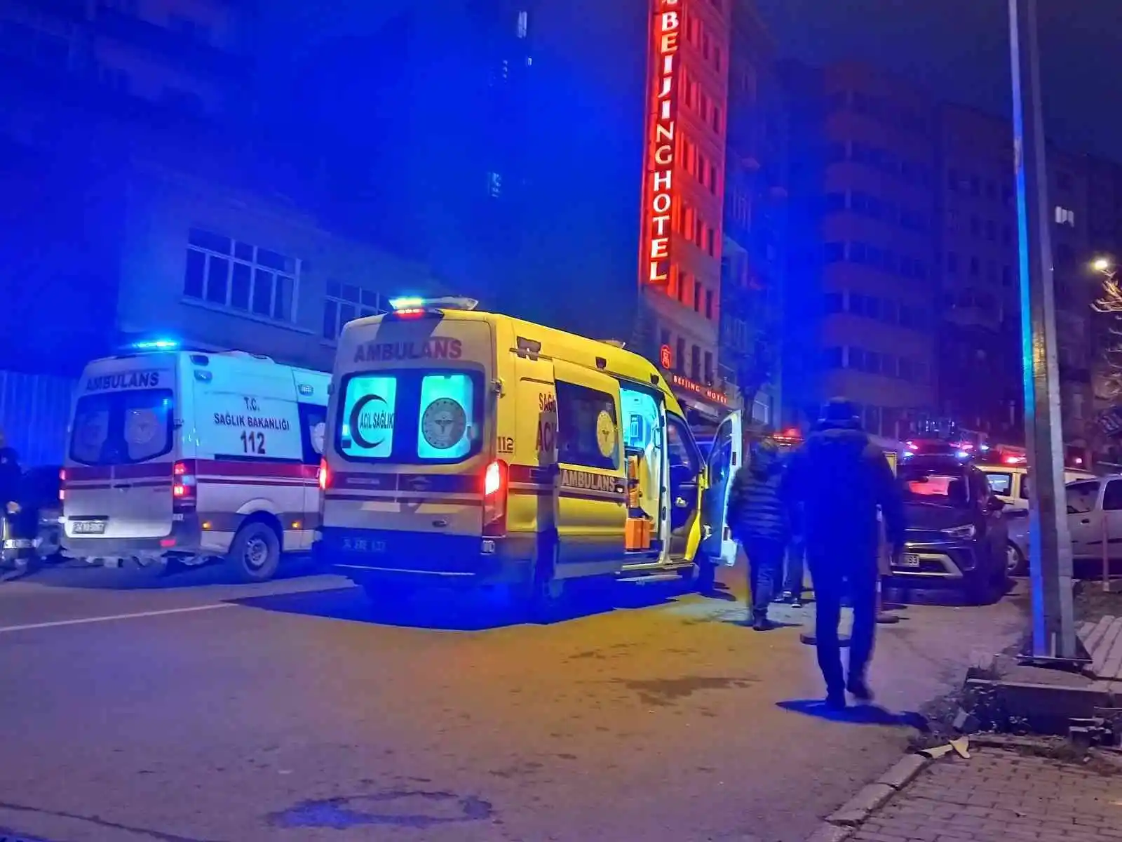 Şişli'de otelde çıkan yangın büyük paniğe neden oldu, 1 kişi dumandan etkilendi