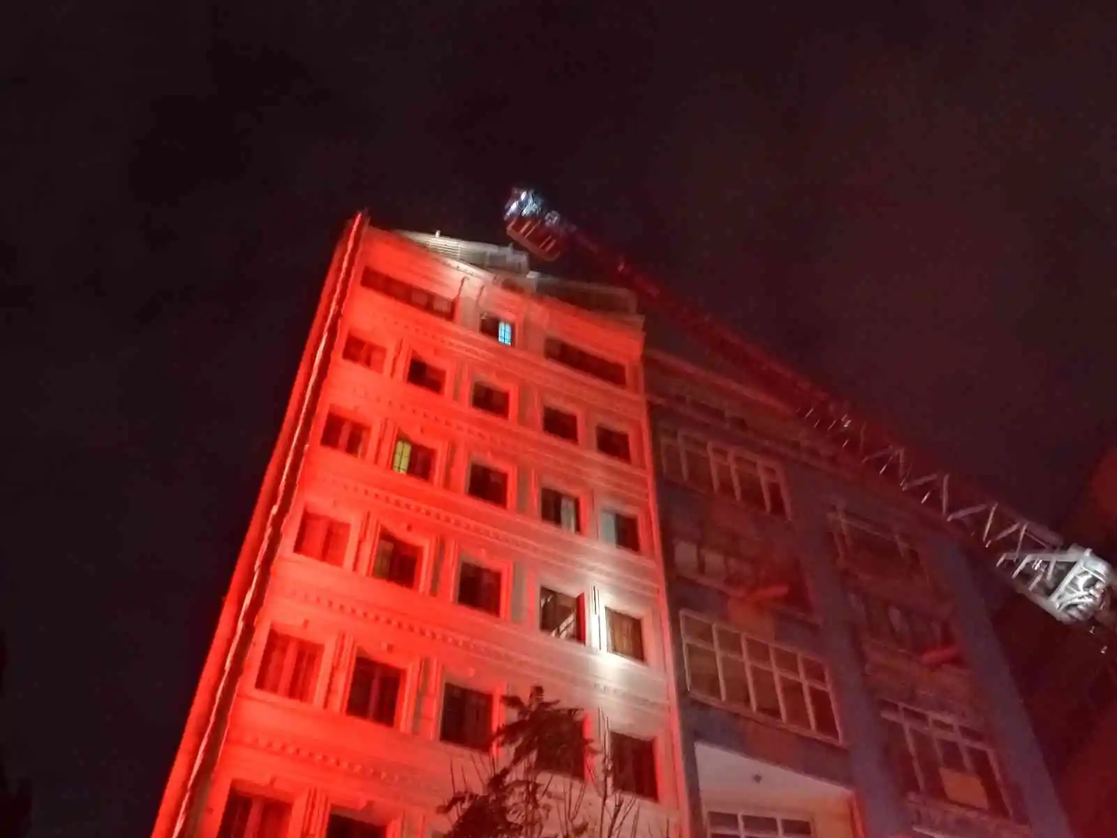 Şişli’de otelde çıkan yangın büyük paniğe neden oldu, 1 kişi dumandan etkilendi