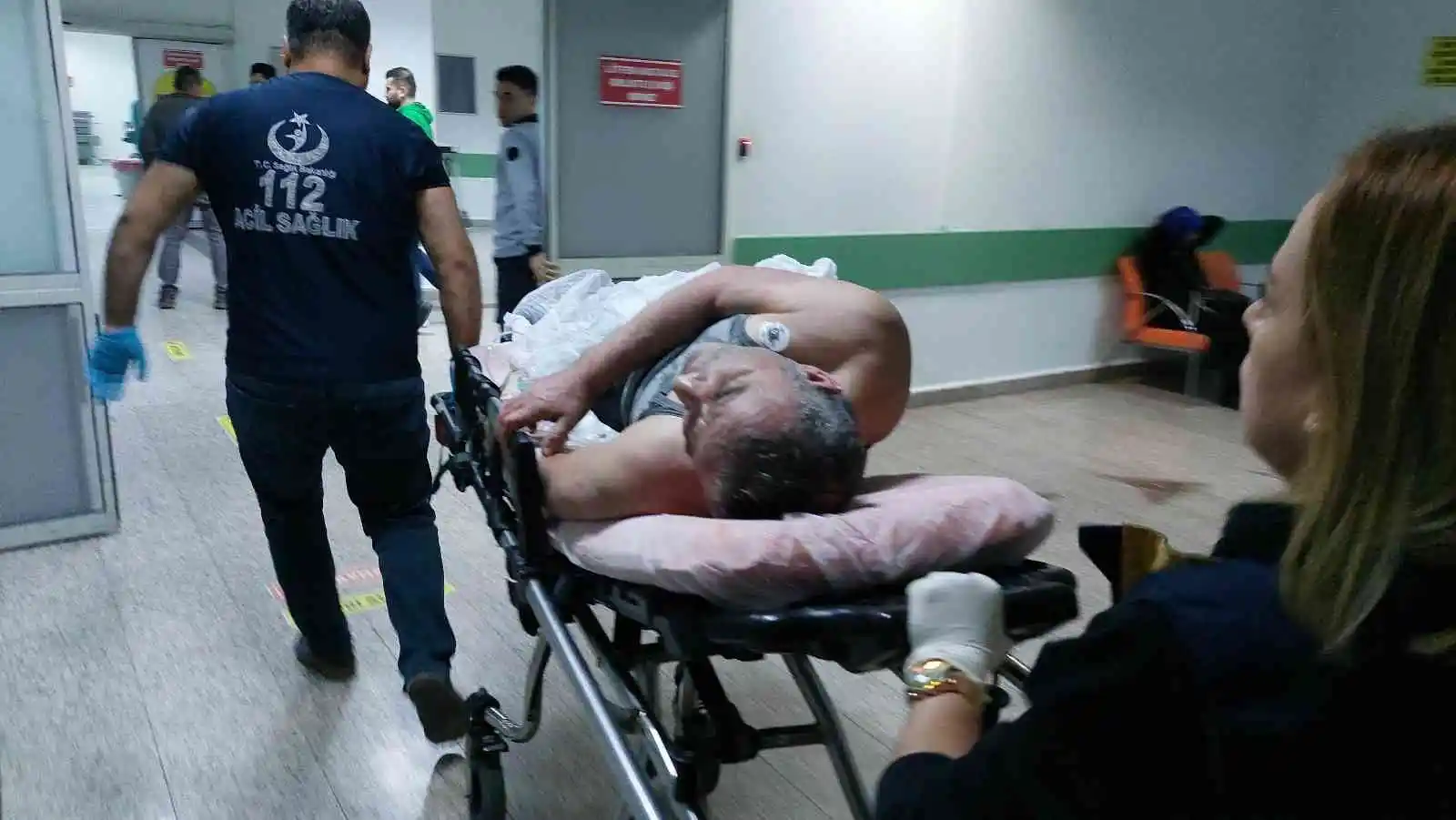 Sokak ortasında 7 yerinden bıçaklanan şahıs ağır yaralandı