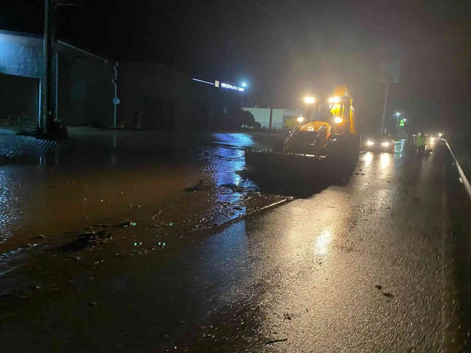 Söke Belediyesi'nden karayoluna müdahale