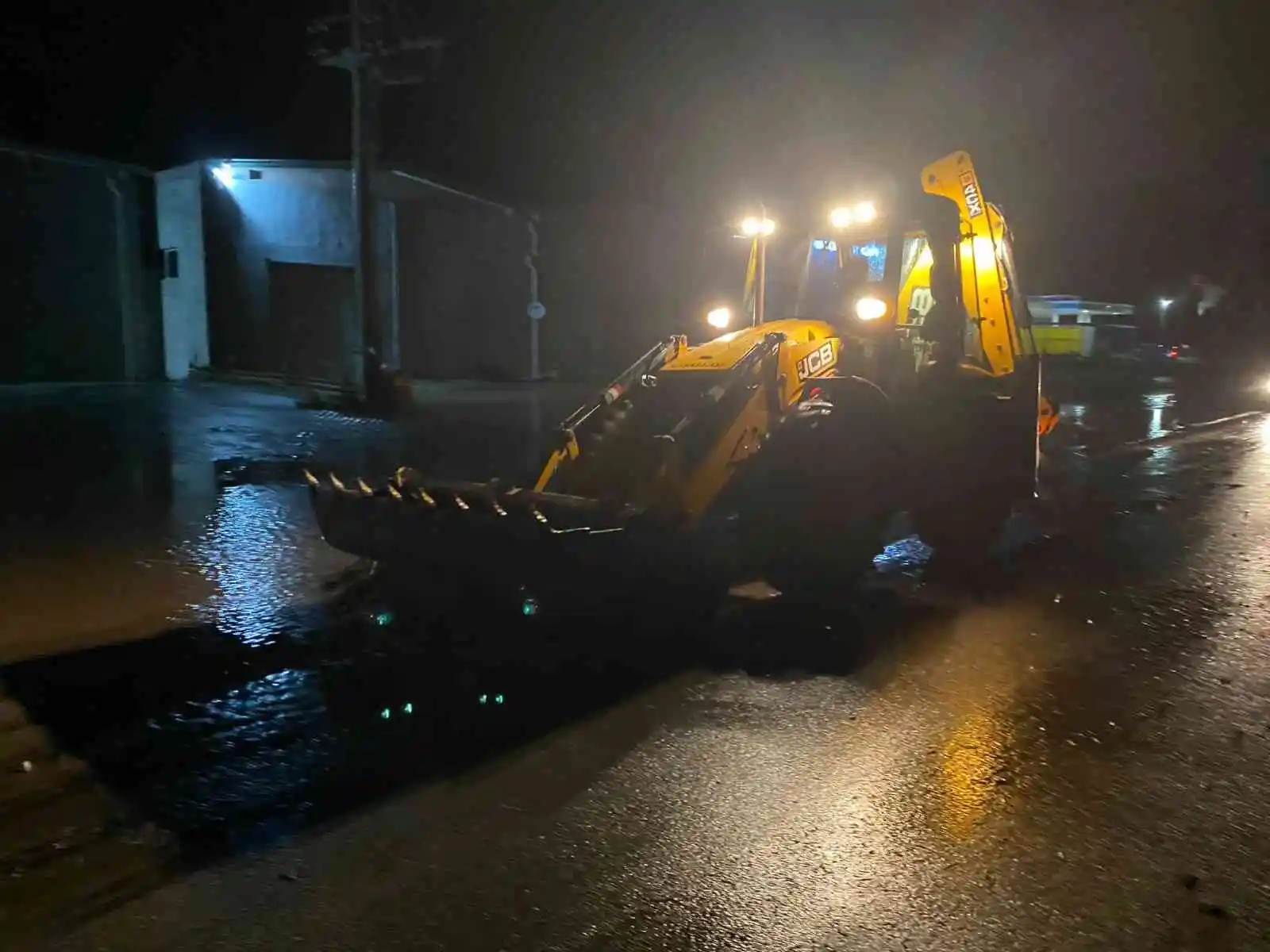 Söke Belediyesi’nden karayoluna müdahale
