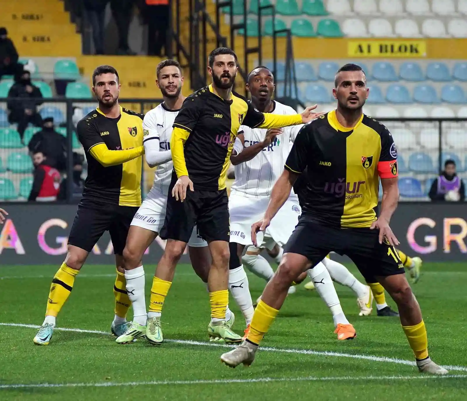 Spor Toto Süper Lig: İstanbulspor: 1 - Kasımpaşa: 1 (İlk yarı)
