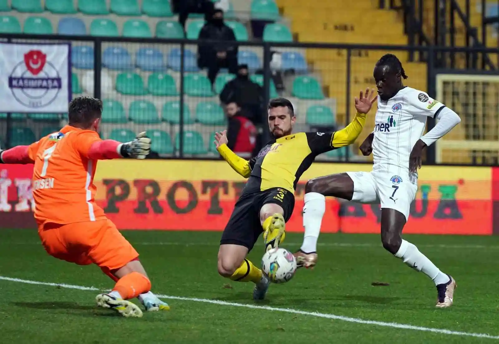 Spor Toto Süper Lig: İstanbulspor: 1 - Kasımpaşa: 1 (İlk yarı)
