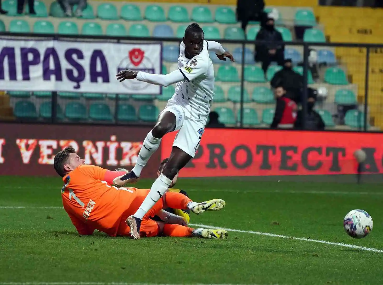 Spor Toto Süper Lig: İstanbulspor: 1 - Kasımpaşa: 1 (İlk yarı)
