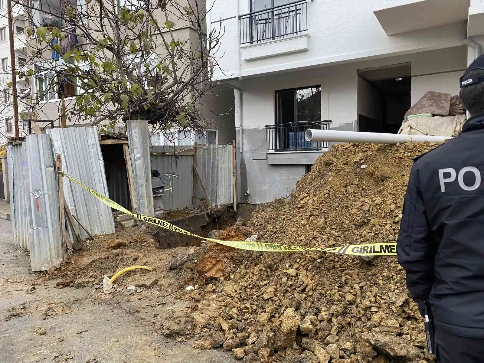 Sultanbeyli’de göçük altında kalan işçinin cansız bedeni çıkarıldı
