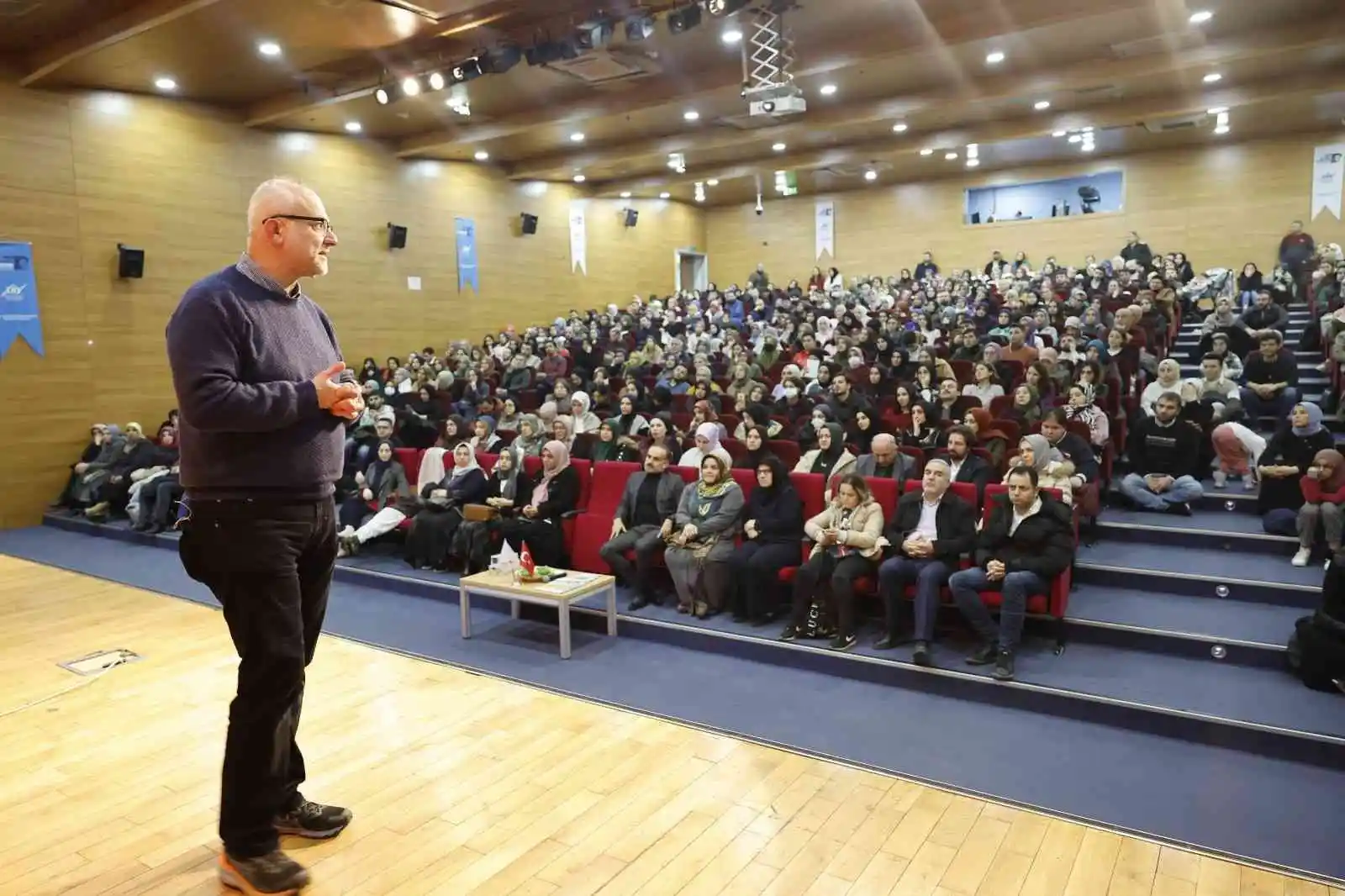 Sultangazi'de "İnsanın Mutluluk Arayışı" isimli söyleşi ilgi gördü