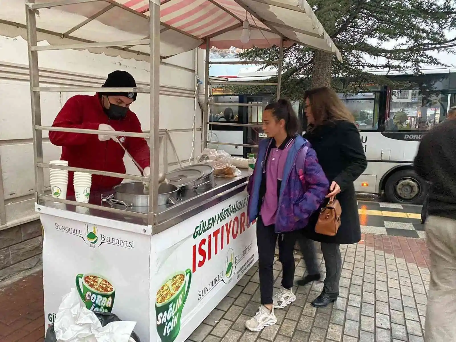 Sungurlu Belediyesi'nden 'Bardakta çorba' ikramı
