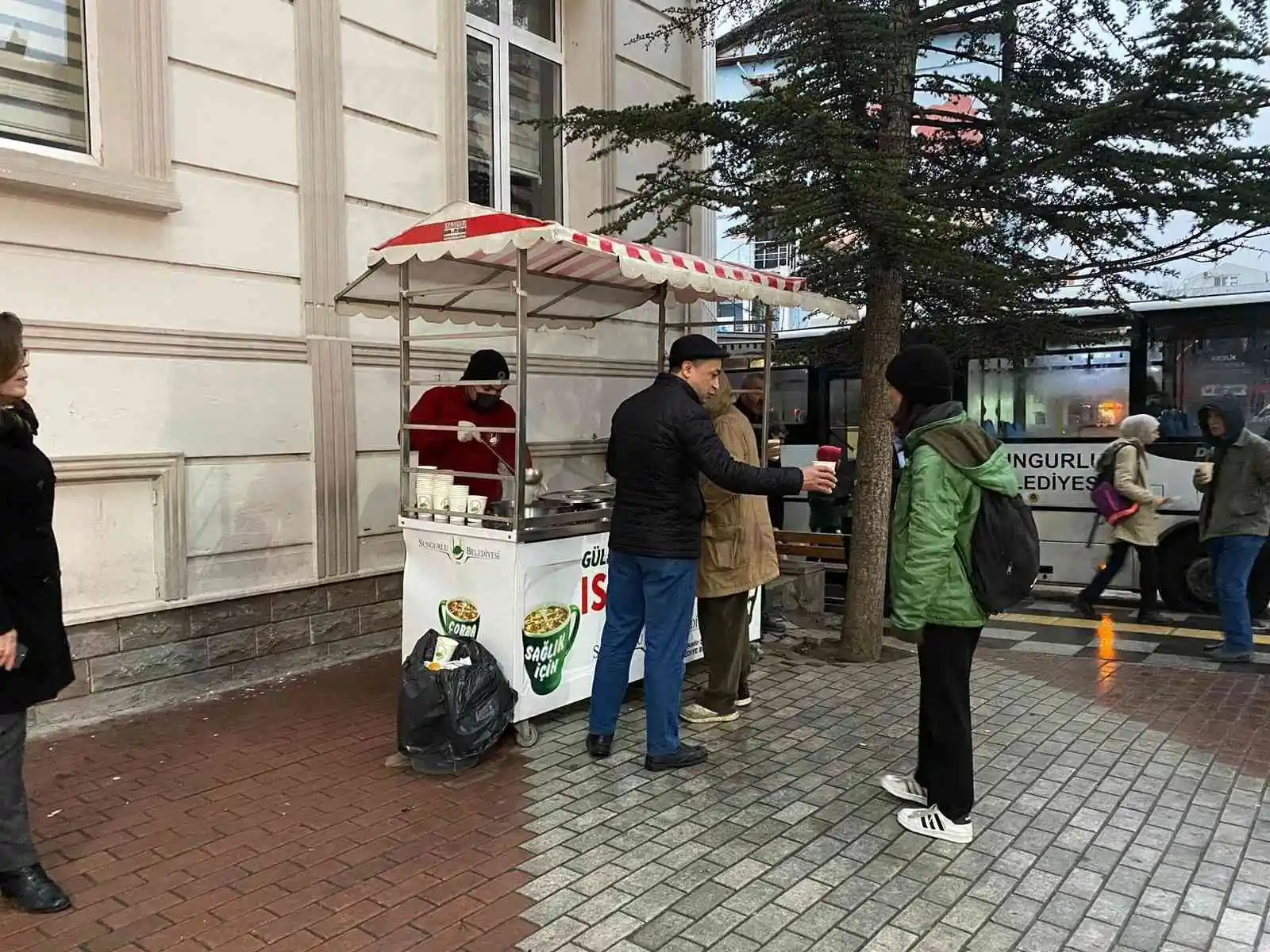 Sungurlu Belediyesi’nden ’Bardakta çorba’ ikramı
