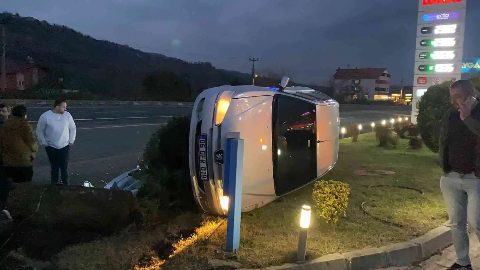 Sürücünün devrilen otomobilden yara almadan kurtulduğu kaza kamerada
