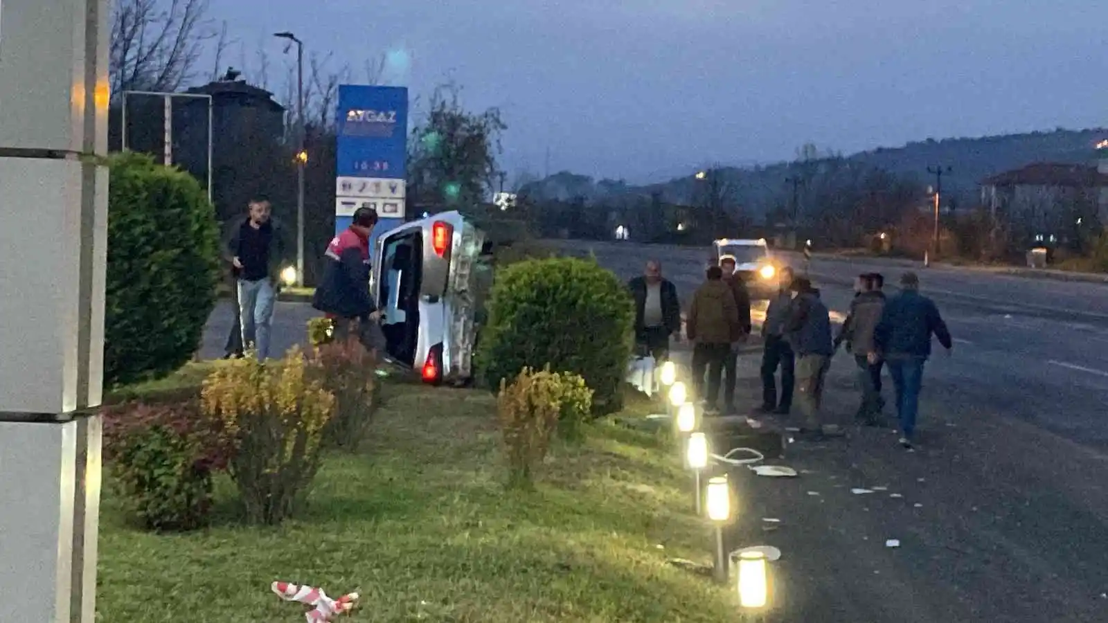 Sürücünün devrilen otomobilden yara almadan kurtulduğu kaza kamerada
