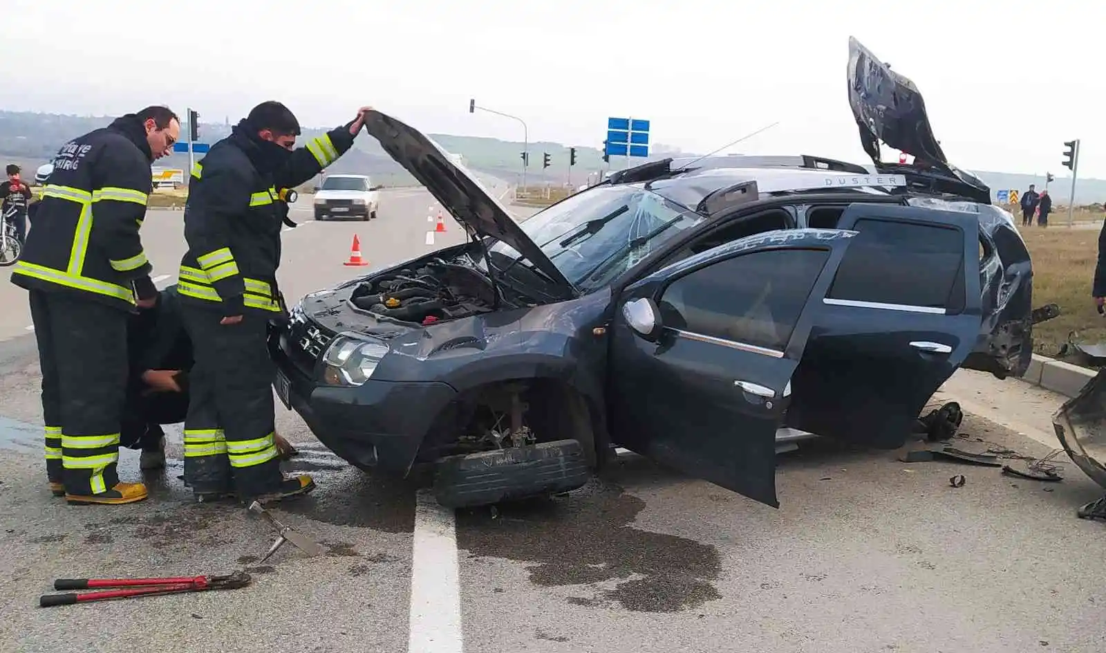 Takla atan araçtan burunları bile kanamadan çıktılar
