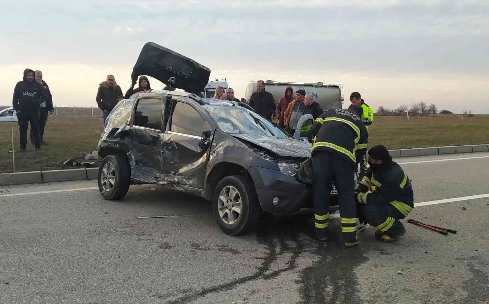 Takla atan araçtan burunları bile kanamadan çıktılar
