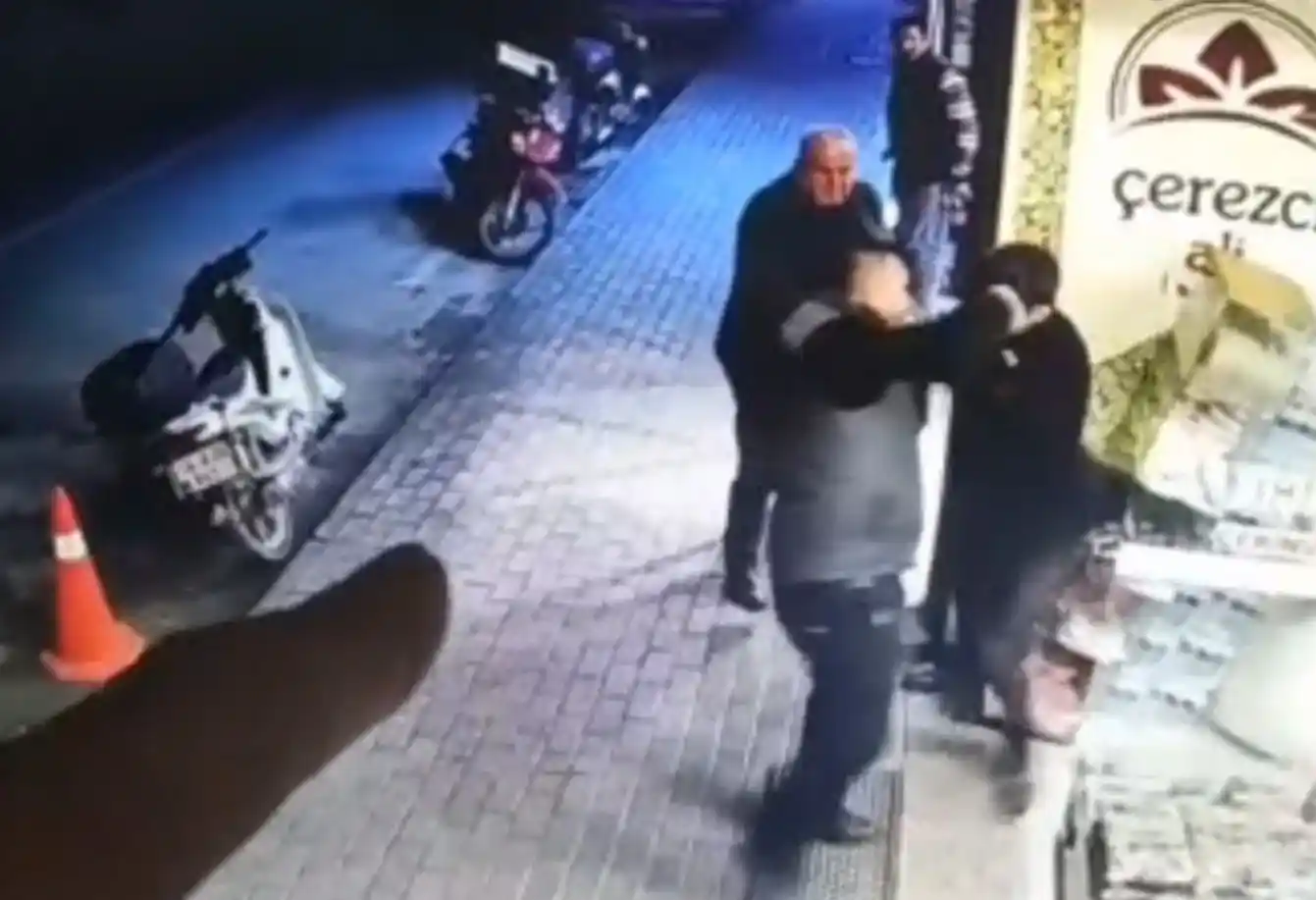 Tartıştığı şahsı tabancanın kabzasıyla yaraladı, o anlar kamerada