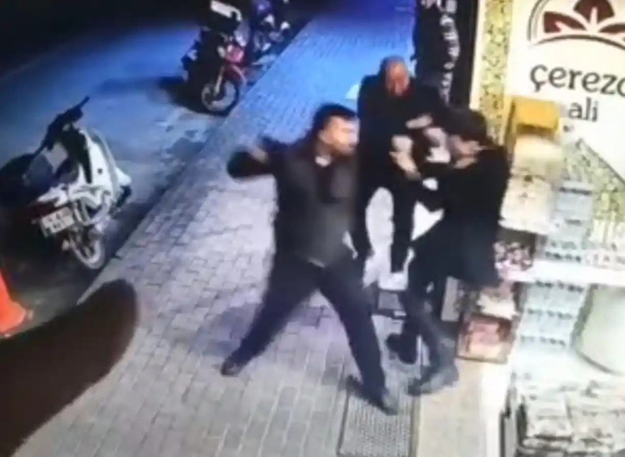 Tartıştığı şahsı tabancanın kabzasıyla yaraladı, o anlar kamerada