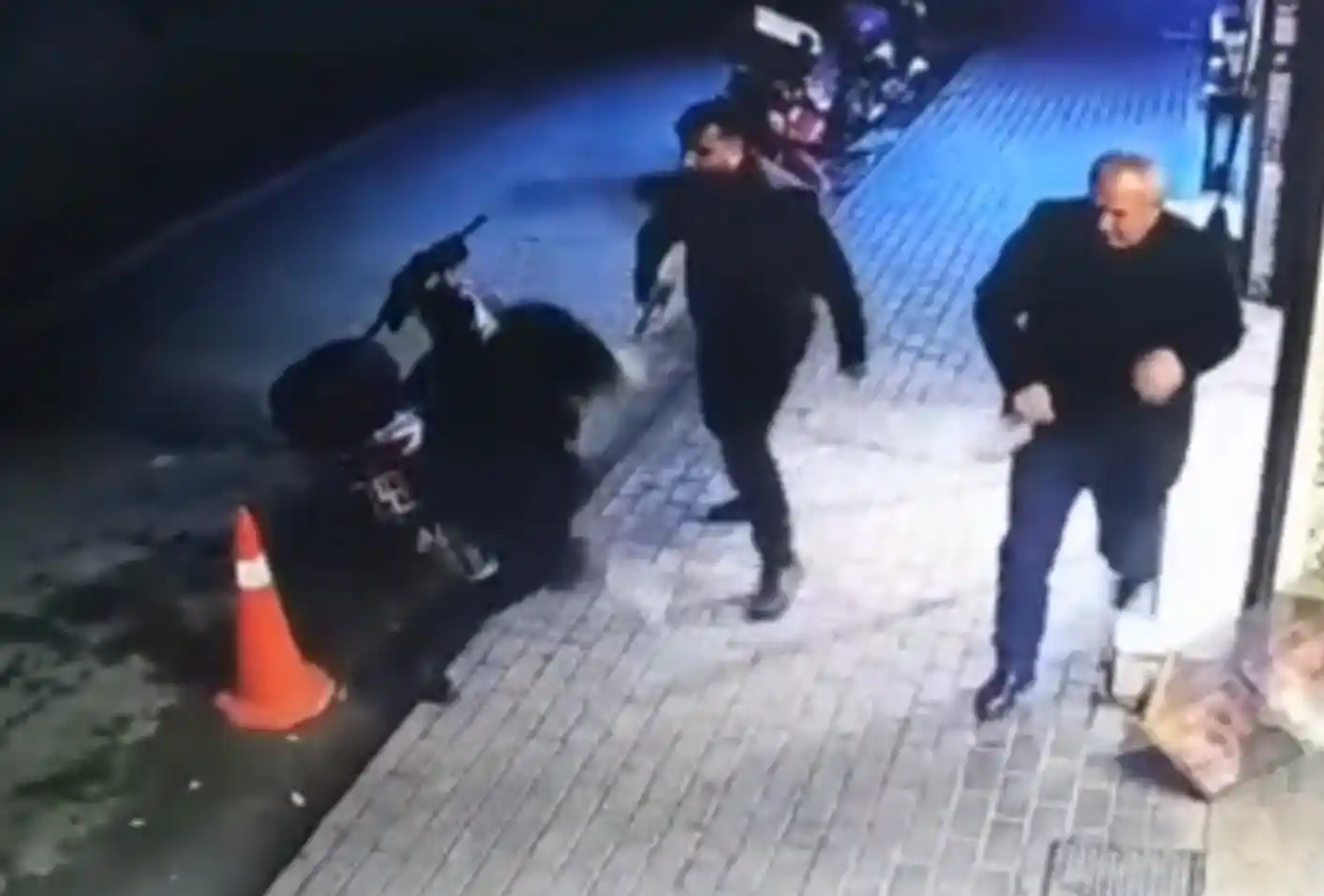 Tartıştığı şahsı tabancanın kabzasıyla yaraladı, o anlar kamerada