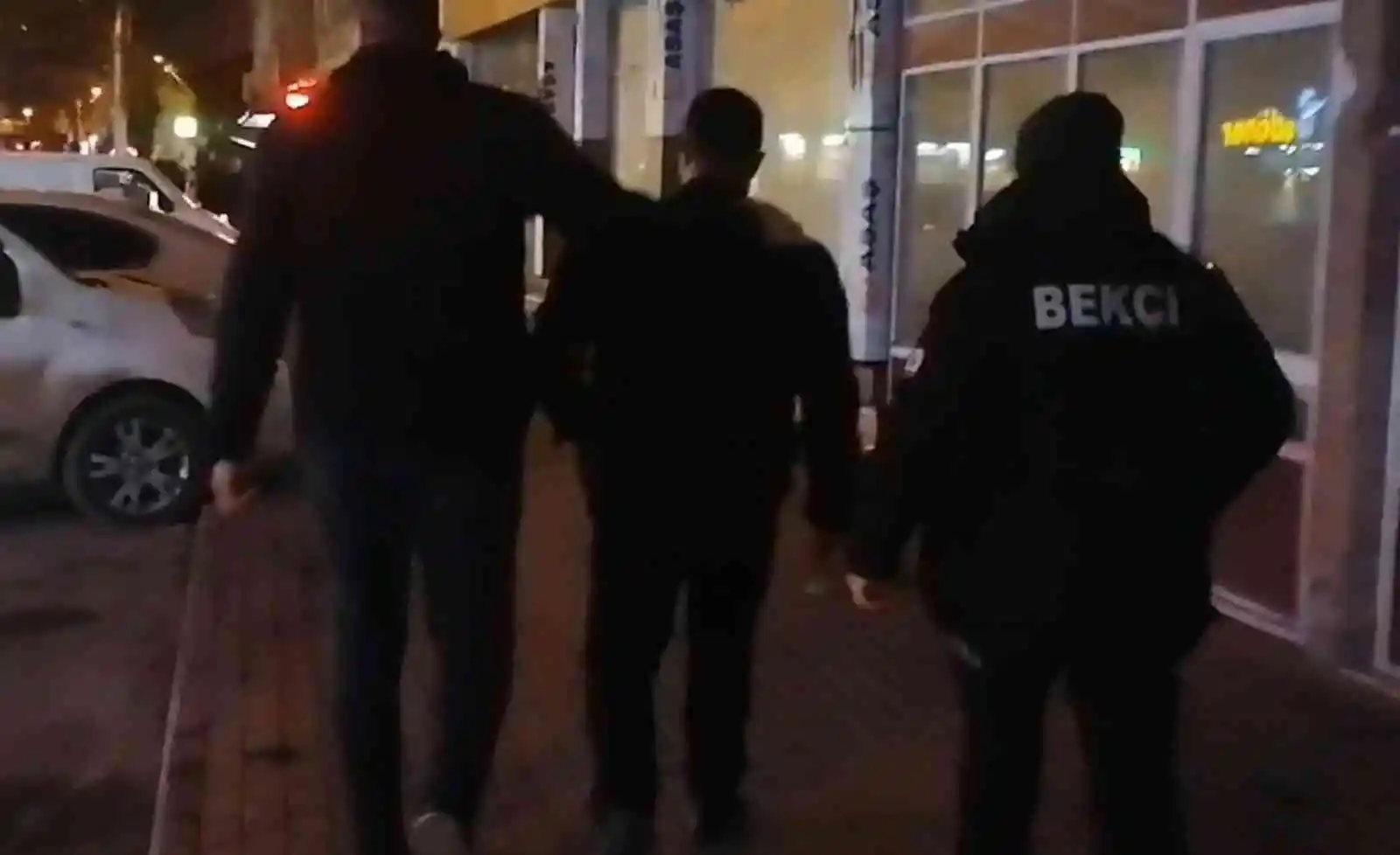 Tartıştığı şahsı tabancanın kabzasıyla yaraladı, o anlar kamerada