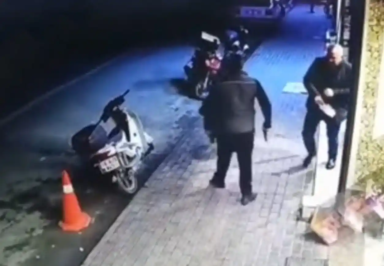 Tartıştığı şahsı tabancanın kabzasıyla yaraladı, o anlar kamerada