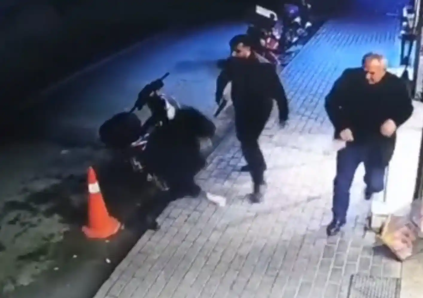 Tartıştığı şahsı tabancanın kabzasıyla yaraladı, o anlar kamerada