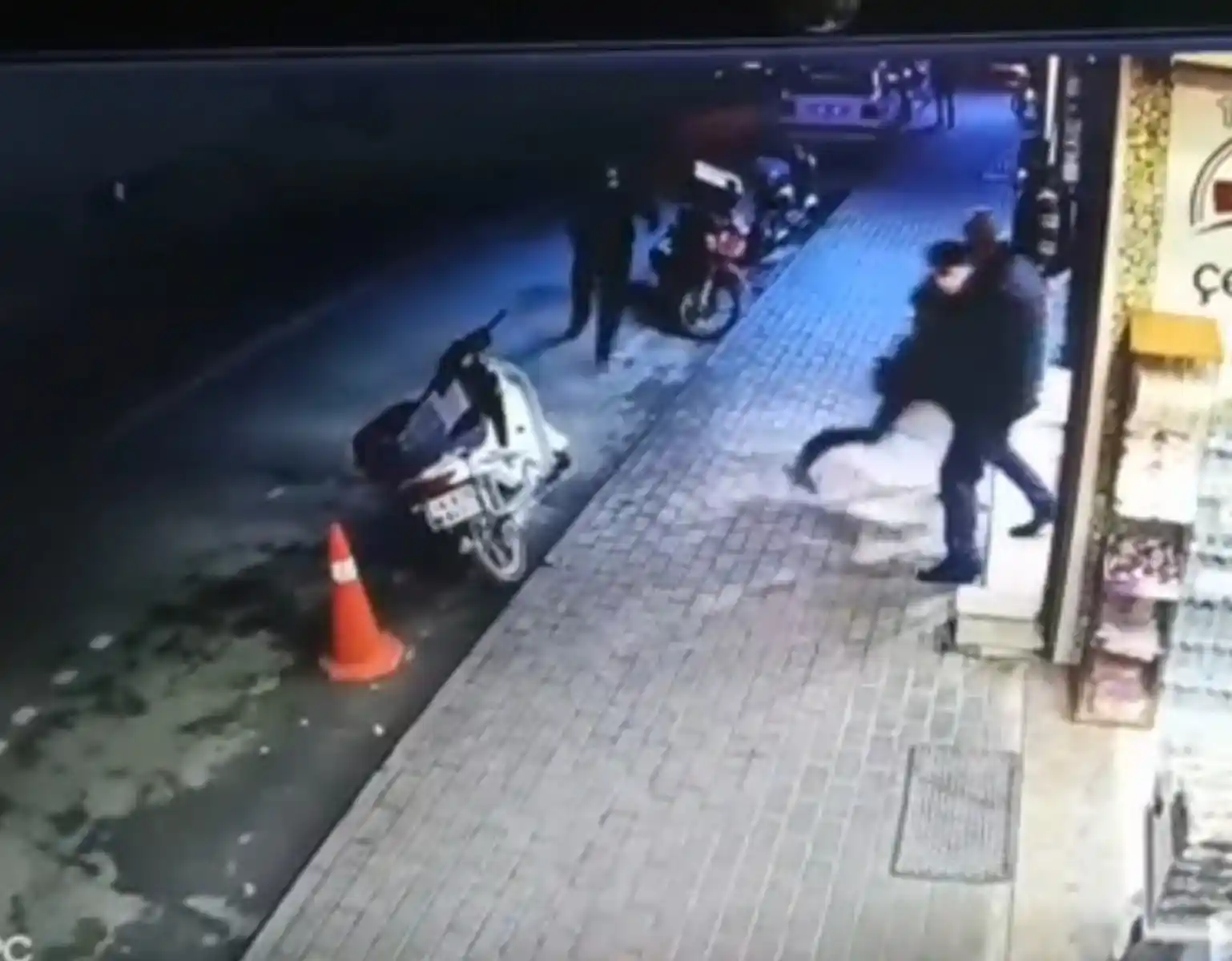 Tartıştığı şahsı tabancanın kabzasıyla yaraladı, o anlar kamerada