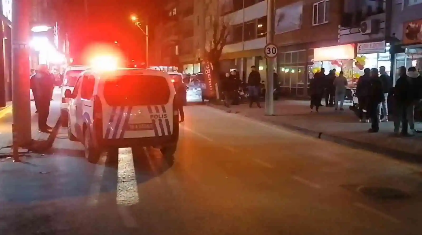 Tartıştığı şahsı tabancanın kabzasıyla yaraladı, o anlar kamerada