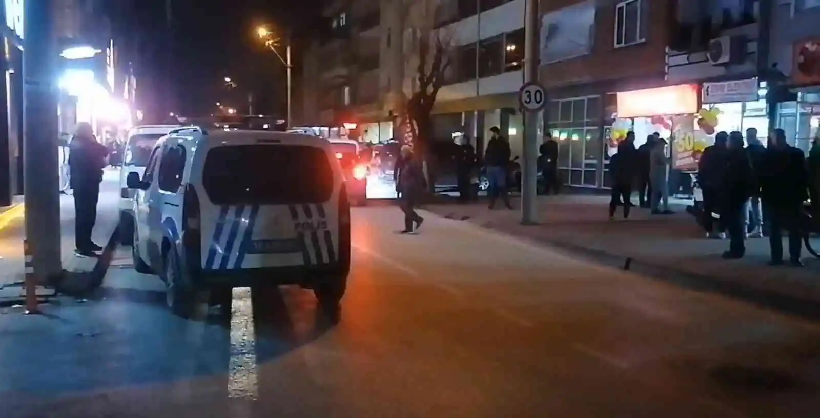 Tartıştığı şahsı tabancanın kabzasıyla yaraladı, o anlar kamerada
