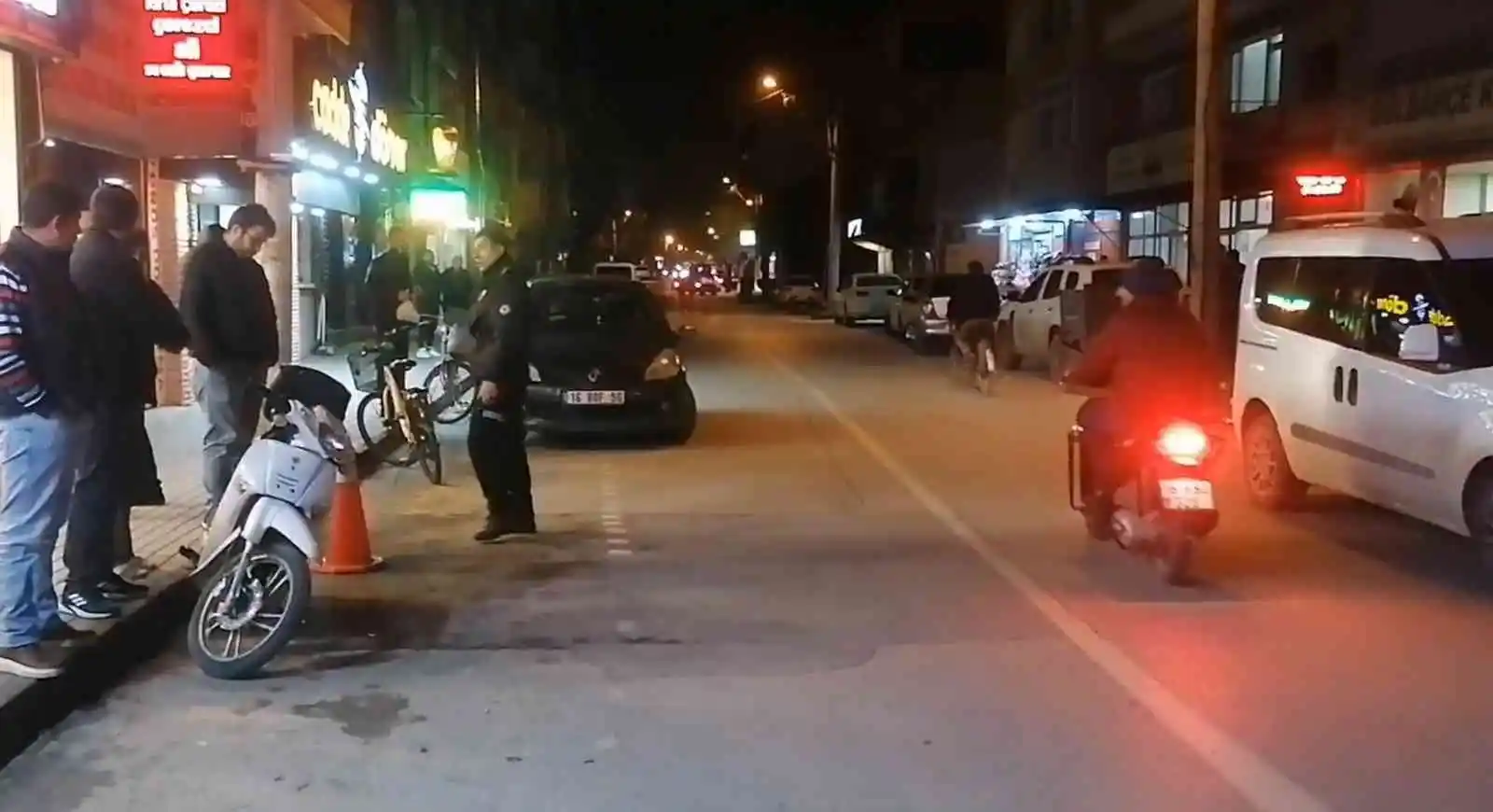 Tartıştığı şahsı tabancanın kabzasıyla yaraladı, o anlar kamerada