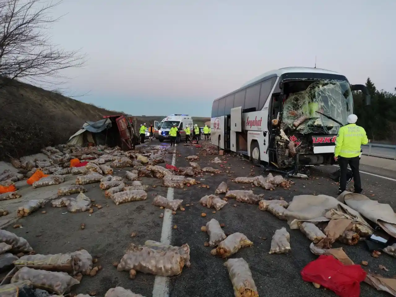 Tekirdağ'da kamyon ile otobüs çarpıştı: 1 ölü, 2 yaralı