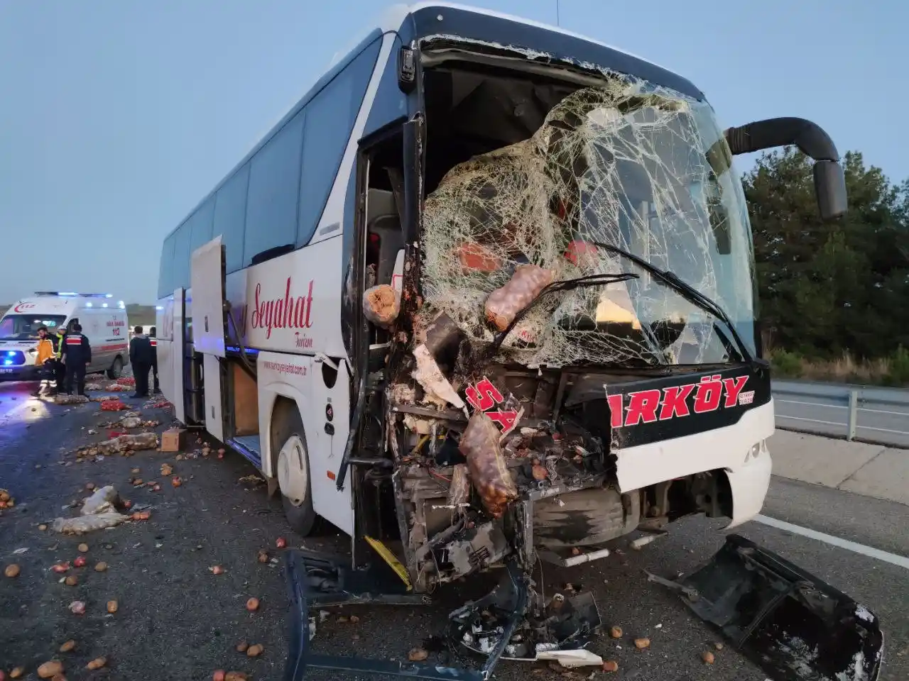Tekirdağ’da kamyon ile otobüs çarpıştı: 1 ölü, 2 yaralı