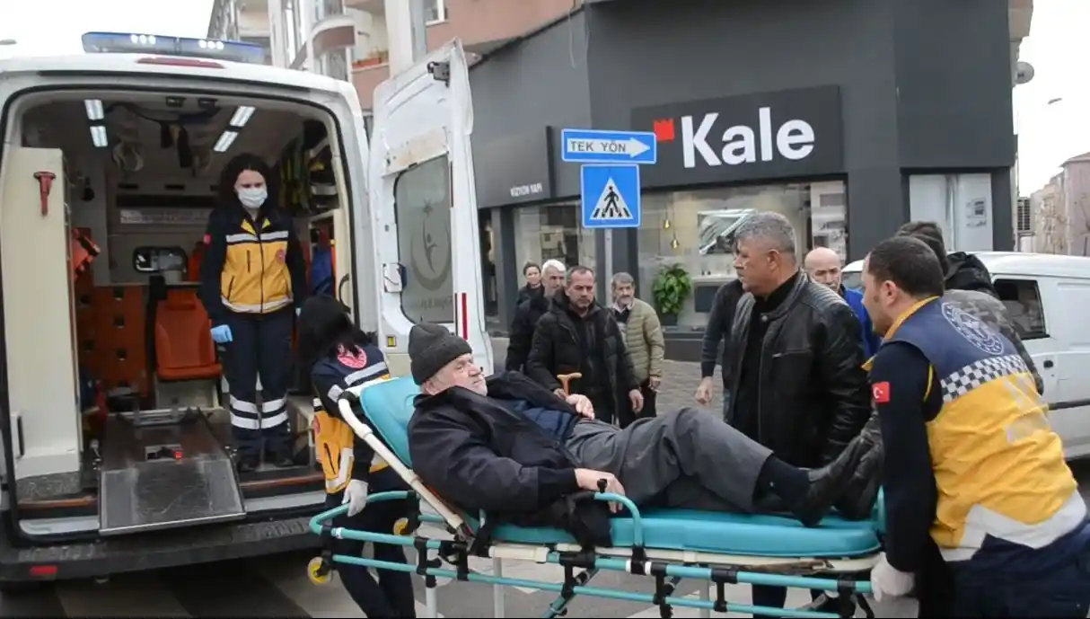 Tekirdağ’da otomobilin yolun karşısına geçmeye çalışan kişiye çarptığı anlar kamerada
