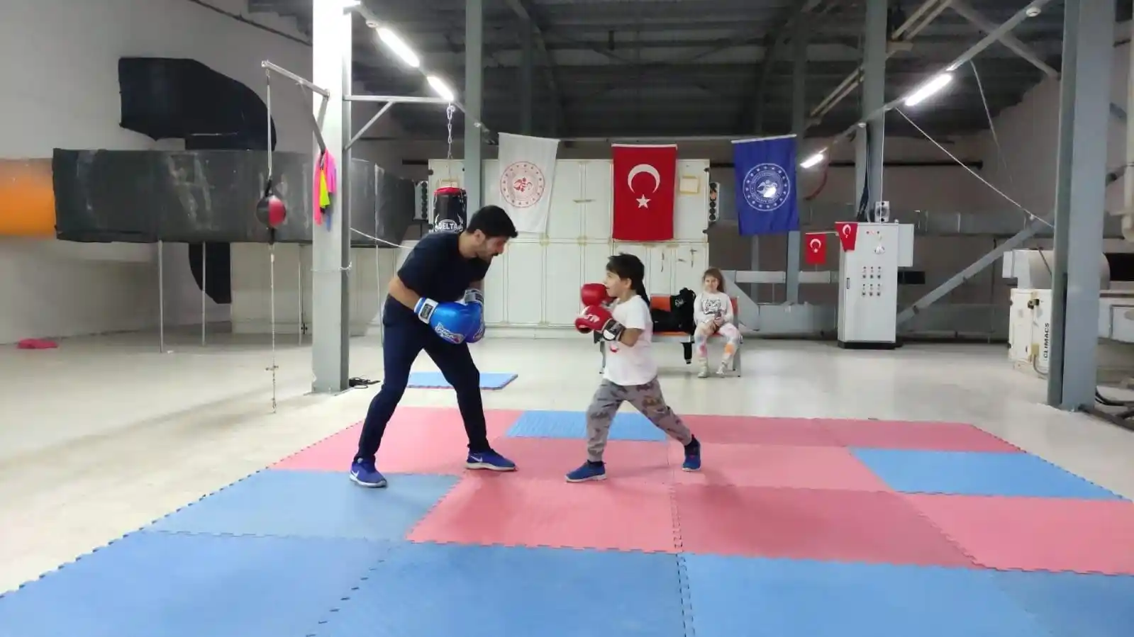 Tekirdağ'da yüzlerce öğrenci kış spor okulunda eğitim alıyor