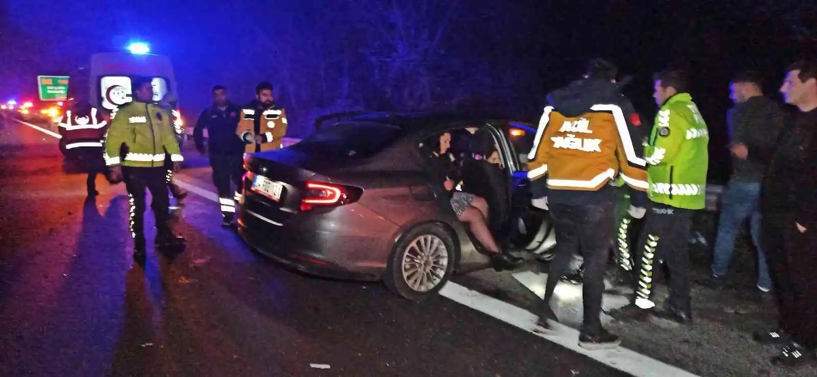 TEM otoyolunda otomobil önce otobüse sonra bariyerlere çarptı: 2 yaralı
