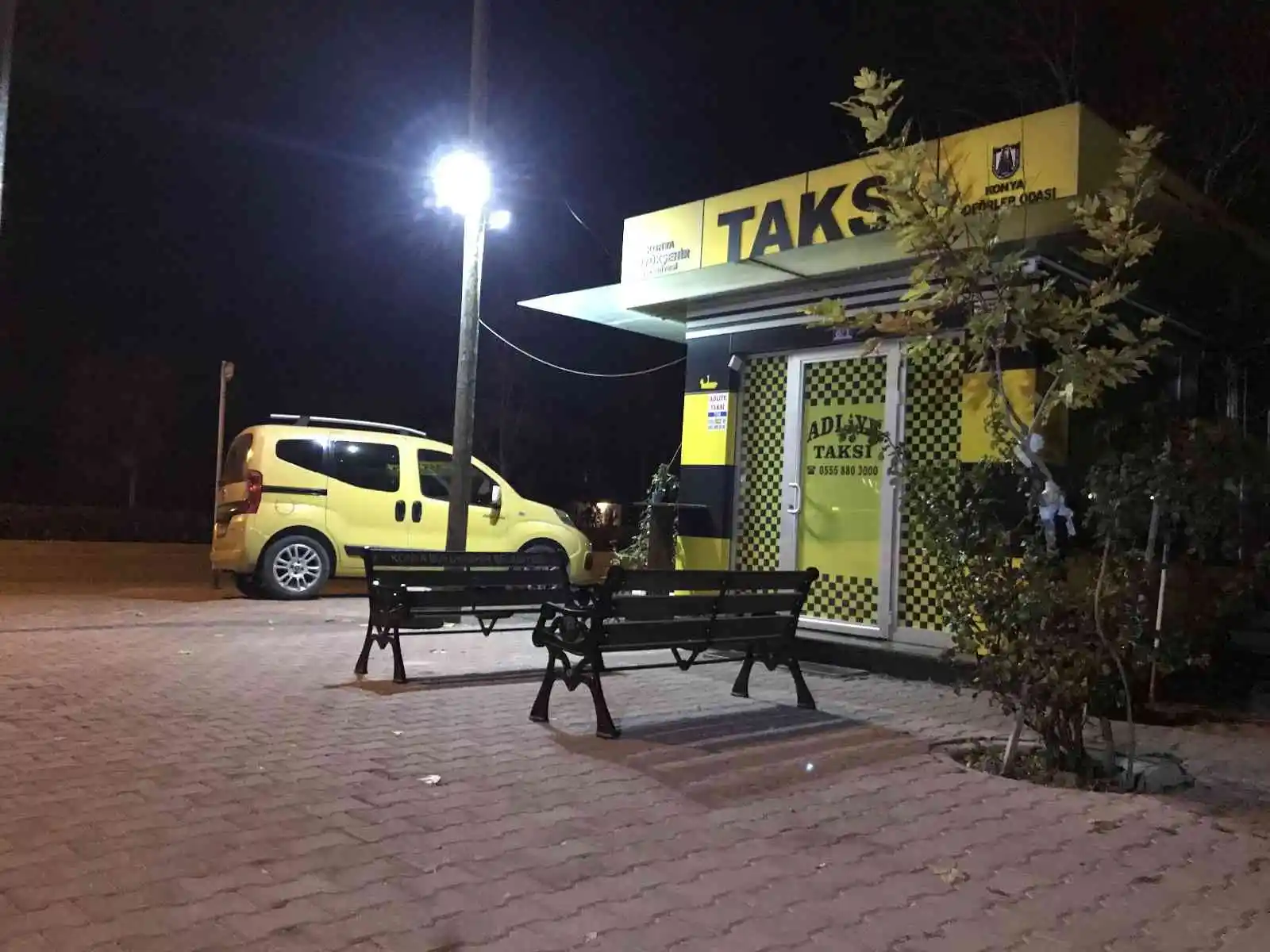 Temizlik fırçası ve paspas sopalarıyla taksicilere saldırdılar... O anlar kamerada
