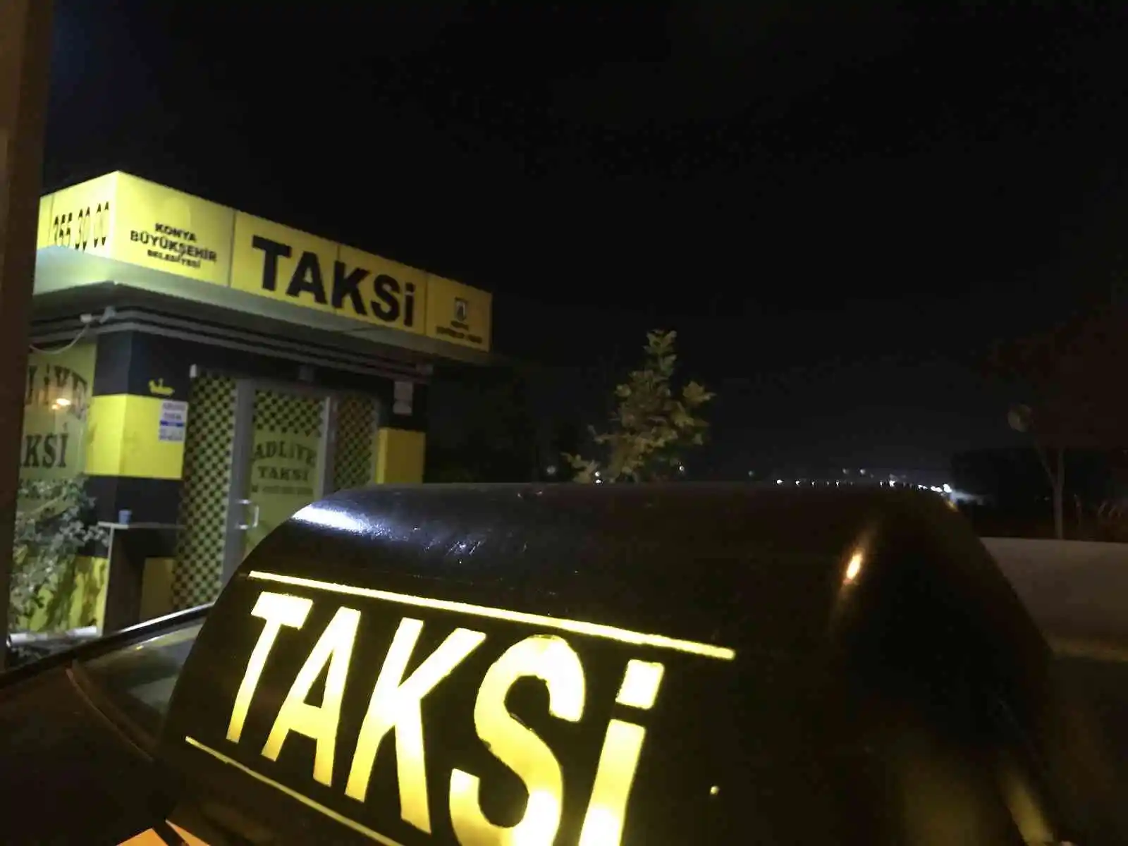 Temizlik fırçası ve paspas sopalarıyla taksicilere saldırdılar... O anlar kamerada
