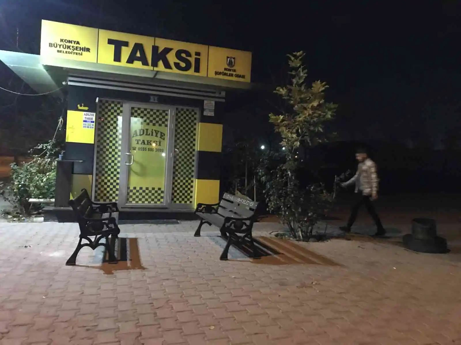 Temizlik fırçası ve paspas sopalarıyla taksicilere saldırdılar... O anlar kamerada
