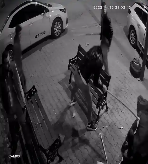 Temizlik fırçası ve paspas sopalarıyla taksicilere saldırdılar... O anlar kamerada

