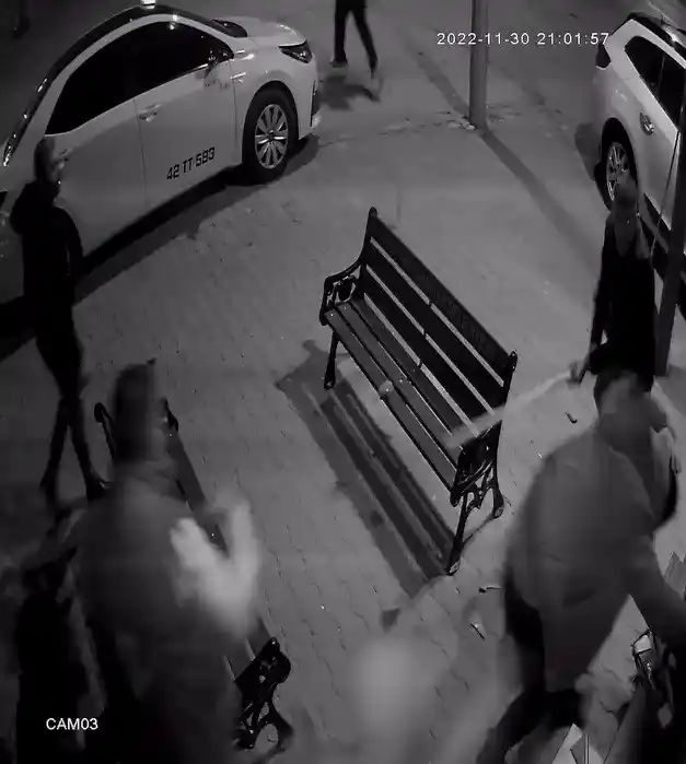 Temizlik fırçası ve paspas sopalarıyla taksicilere saldırdılar... O anlar kamerada

