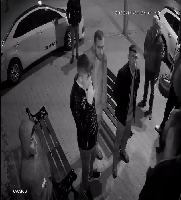 Temizlik fırçası ve paspas sopalarıyla taksicilere saldırdılar... O anlar kamerada
